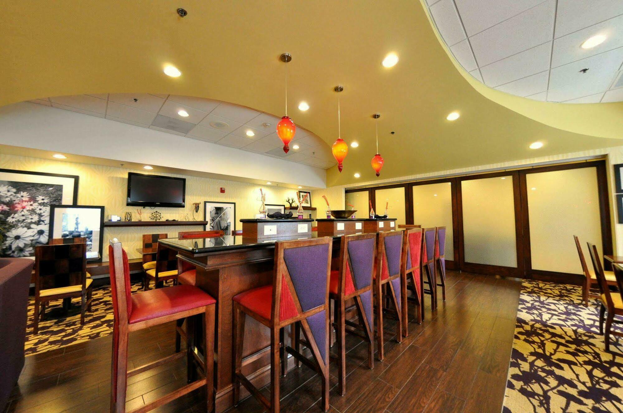 סנדסטון Hampton Inn Richmond - Airport מסעדה תמונה