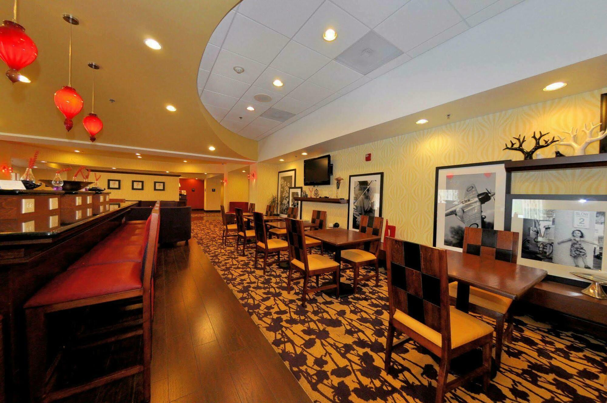 סנדסטון Hampton Inn Richmond - Airport מסעדה תמונה
